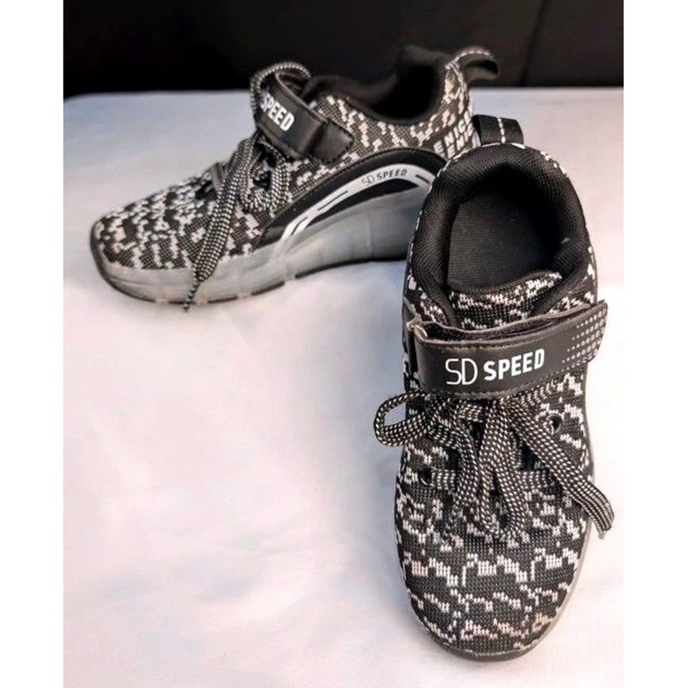 SD SPEED Roller Shoes Kids EU 33 Black White Retractable Wheel Skate Sneakers